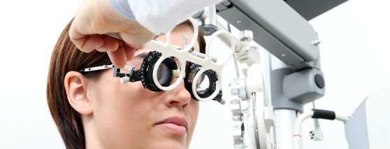 Na zdjęciu widać kobietę w trakcie badania wzroku.