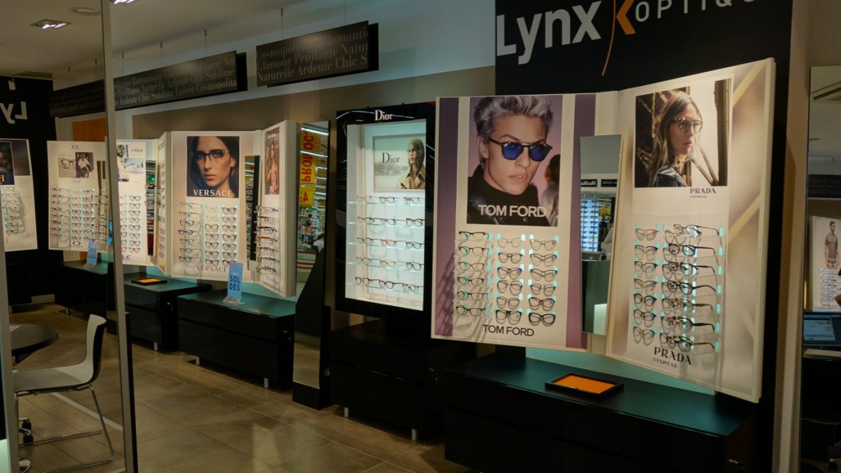Prezentacja kolekcji okularów dostępnych w salonie optycznym.