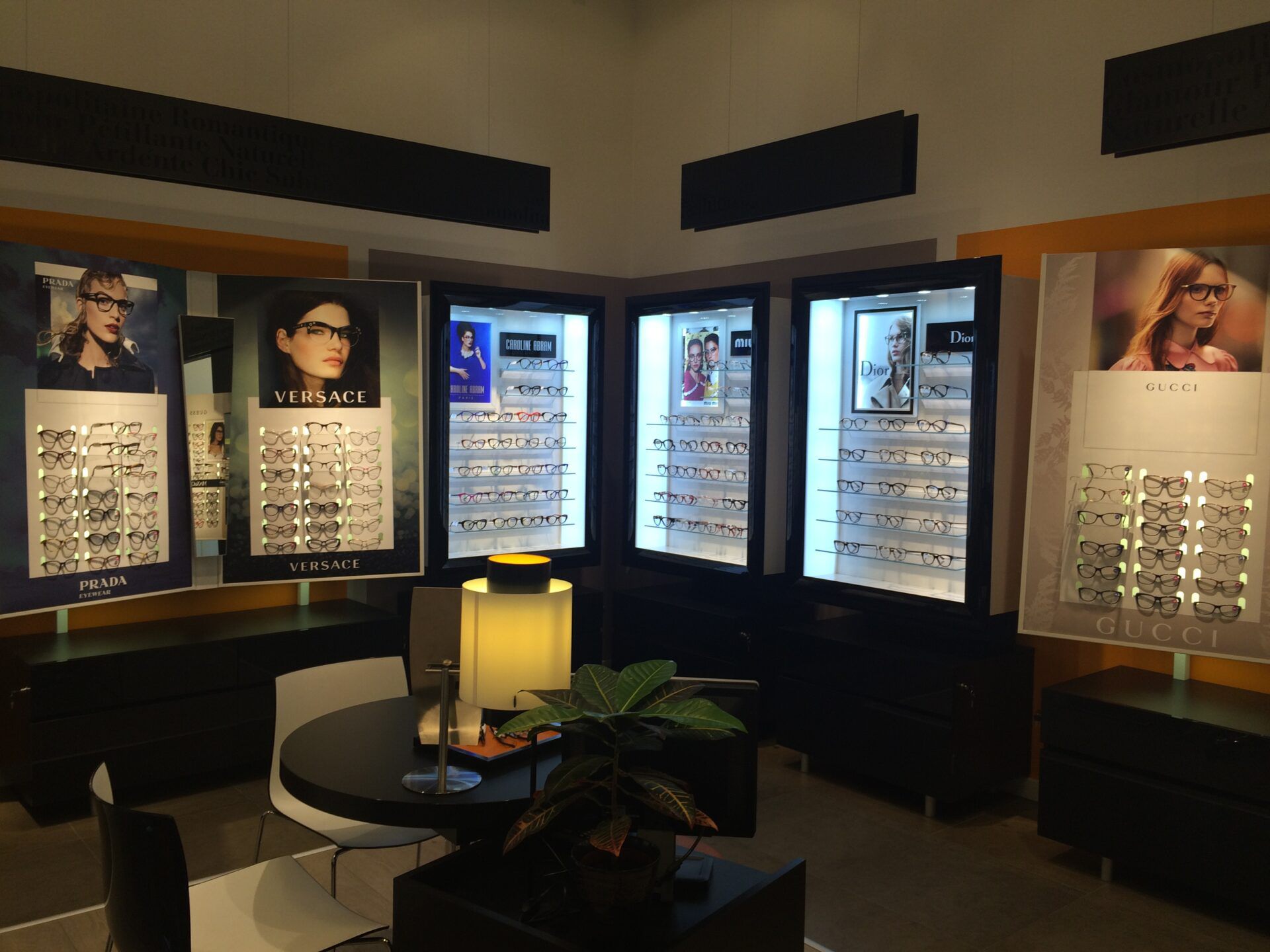 Na zdjęciu widać kolekcję okularów korekcyjnych znajdująca się w salonie optycznym Lynx Optique Bronowice.