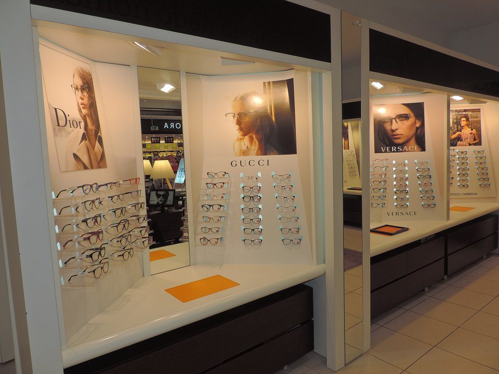 Zdjęcie przedstawia kolekcję okularów w salonie optycznym w Poznaniu.