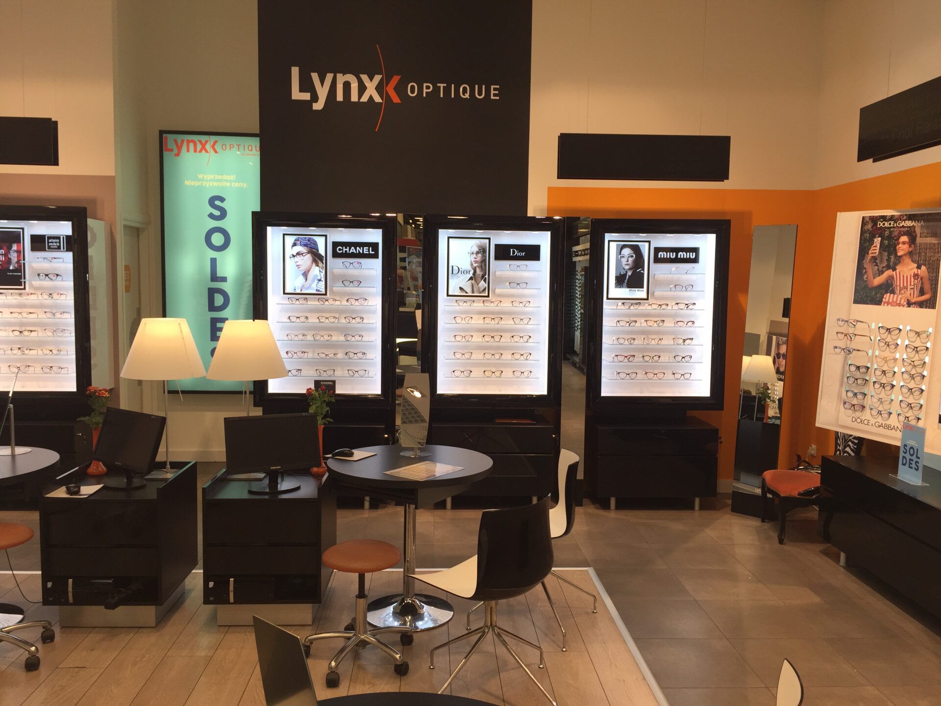 Wnętrze salonu optycznego Lynx Optique.