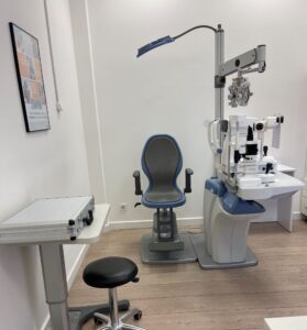 Zdjęcie przedstawia wyposażenie gabinetu optometrysty.