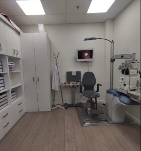 Zdjęcie przedstawia wyposażenie gabinetu optometrysty.