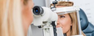 Na zdjęciu widać kobietę, która jest trakcie badania wzroku.